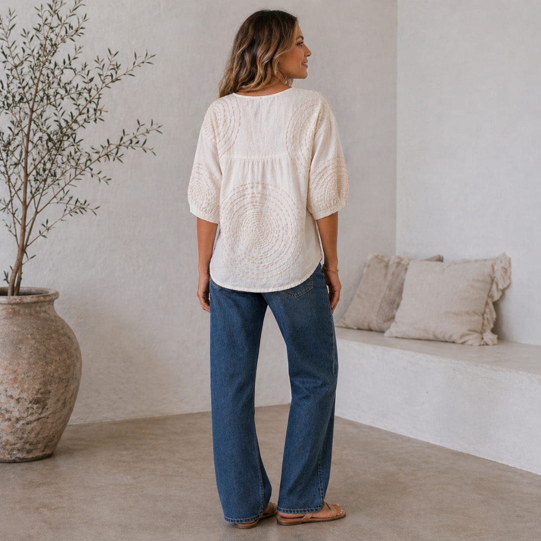 Blusa casual con bordados geométricos